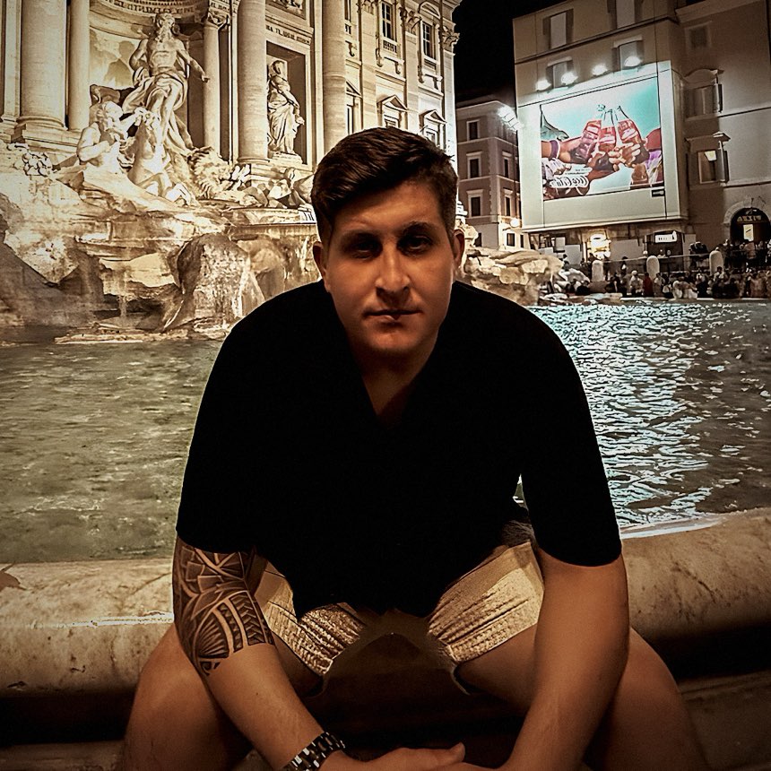 Lucas Neves, retrato em close, à noite