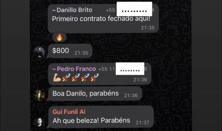 Print de WhatsApp do grupo de alunos: Danillo Brito escreve que fechou o primeiro contrato e envia o valor de 800 dólares; colegas parabenizam