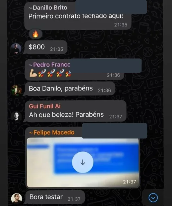 Print de WhatsApp: Danillo escreve que fechou o primeiro contrato, de 800 dólares, e colegas parabenizam