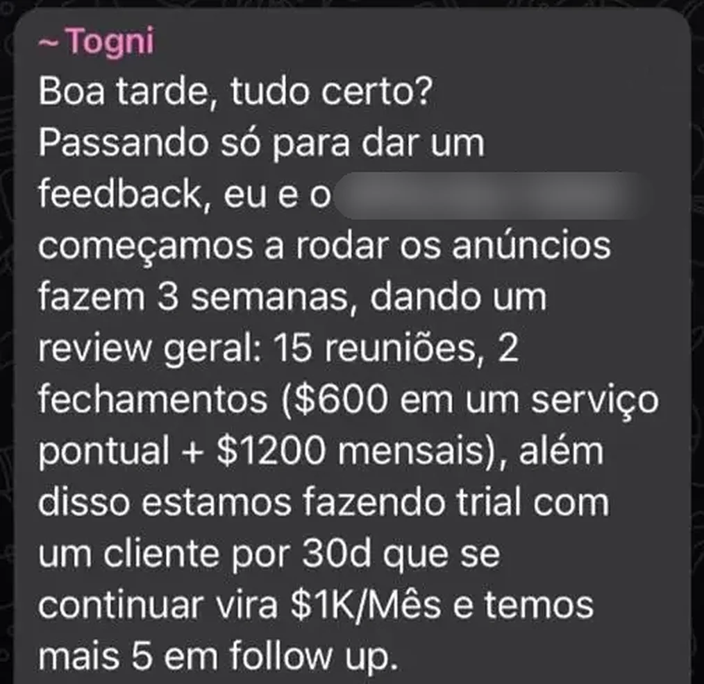Print real do grupo: Togni conta que ele e um colega, com o nome borrado, começaram a rodar anúncios há 3 semanas e tiveram 15 reuniões e 2 fechamentos, 600 dólares em um serviço pontual e 1.200 dólares mensais